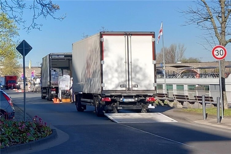 Lieferverkehr am Moselufer.