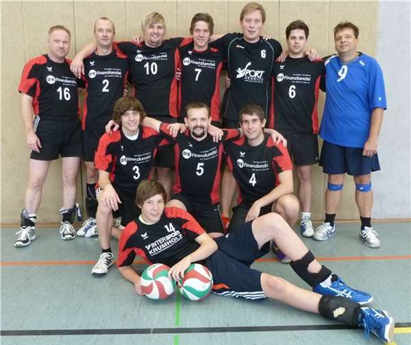 Liegend Felix Schaab, kniend v.l. Ferdinand Hecken, Felix Diebus, Tobias Erlenbach, dahinter v.l. Stefan Fischer, Sergej Siemens, Sergej Eck, Markus Bussmann, Jan Schäferjohann, Tim Lederer und Coach „Hubi“ Hubert Hinz. Foto: privat