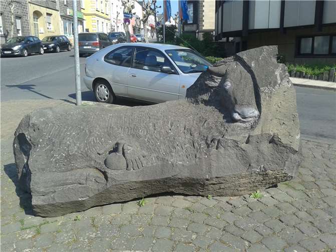 Liegender Stier auf der Verkehrsinsel Poststraße / Ecke Barbarastraße.