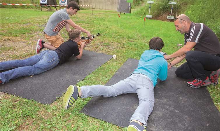 Liegendschießen konnten die Besucher bei einem Schnupperlauf „Sommerbiathlon“ ausprobieren. WT