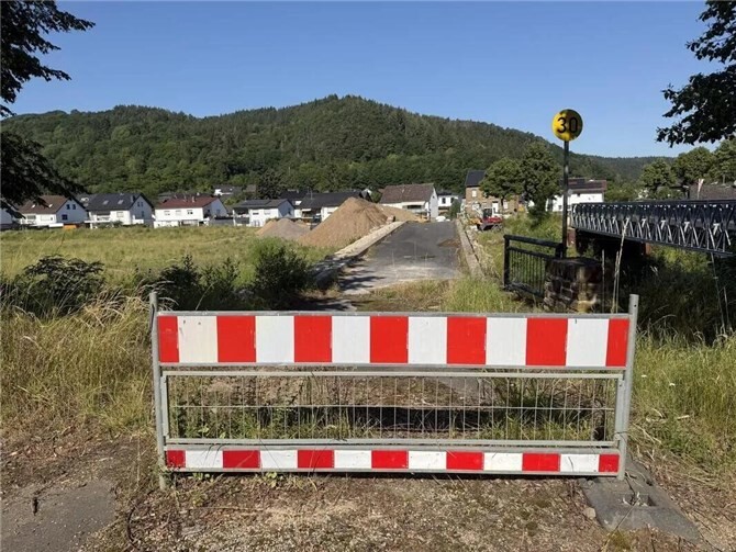Liers: Die alte Brücke ist zentral im Bild zu sehen, rechts die aktuelle Behelfsbrücke. Foto: ROB