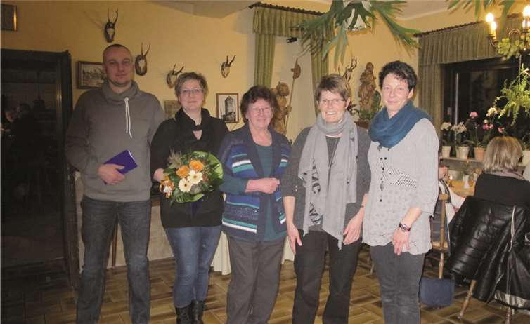 Liesel Michels (Abtl.leiterin Leichtathletik), Maria Breitbach (Geschäftsführerin) und Sandra Zirwes (2. Vorsitzende) bedankten sich bei Edith und Torsten Schulte für die tatkräftige Unterstützung.privat