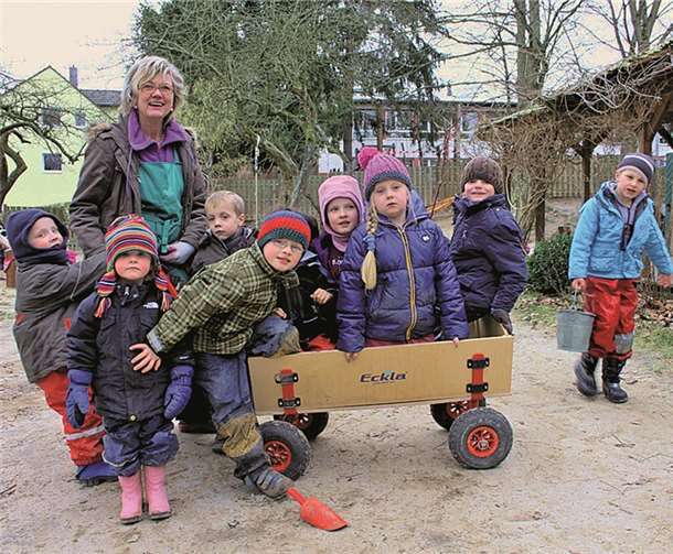 Lieselotte Scheibner mit Kindern im großen Garten, der täglich unabhängig vom Wetter genutzt wird. privat