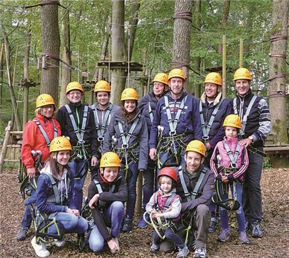 Ließen sich das Abenteuer im Baum nicht entgehen: Die Daufenbacher Tennisfreunde. Privat