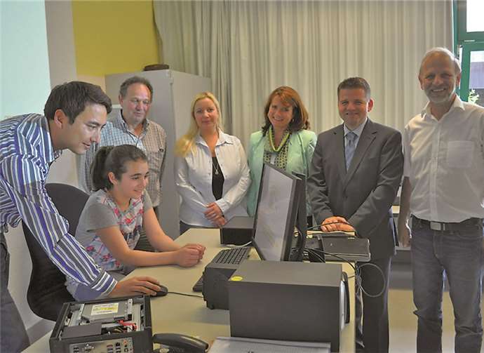 Ließen sich die neue Ausstattung vor Ort vom Fachbereichsleiter IT Justus Bach (l.) vorstellen: Schülerin Rozerin, Fördervereinsvorsitzender Michael Diehl, Fachbereichsleiterin Bildung, Kultur und Sport Susanne Zwicker, Schulleiterin Claudia Hesseler, Erster Beigeordneter Holger Jung und der stellvertretende Schulleiter und Fachlehrer Ewald Auel. Stadt Meckenheim