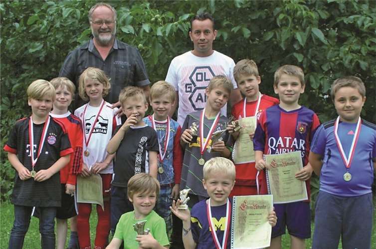 Ließen sich trotz des schlechten Wetters ihre gute Laune nicht verderben: h.v.l. Trainerteam Berthold & Gerrit; m.v.l. Lara Raupach, Samuel Storch, Isabella Zavelberg, Jason Marten, Marvin Fussel, Jonah Kanowski, Jan Zimmer, Christian Mönch, Max Dos Santos; v.v.l. Maximilian Gärtner und Niklas Freund.privat