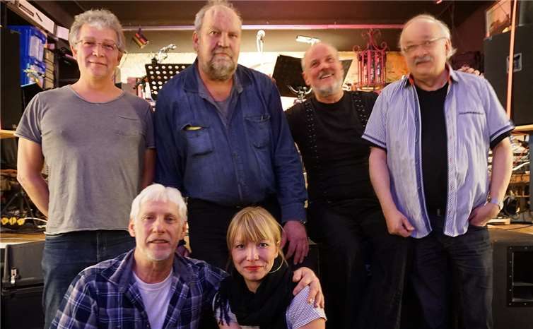 „Light your fire“ präsentieren zündende Hits und Evergreens der 60er Jahre. Foto: Jürgen Rolser