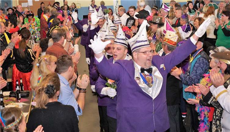 Lila-Weiß eroberte am Samstagabend die Narrhalla der ehemaligen Raiffeisenschule.