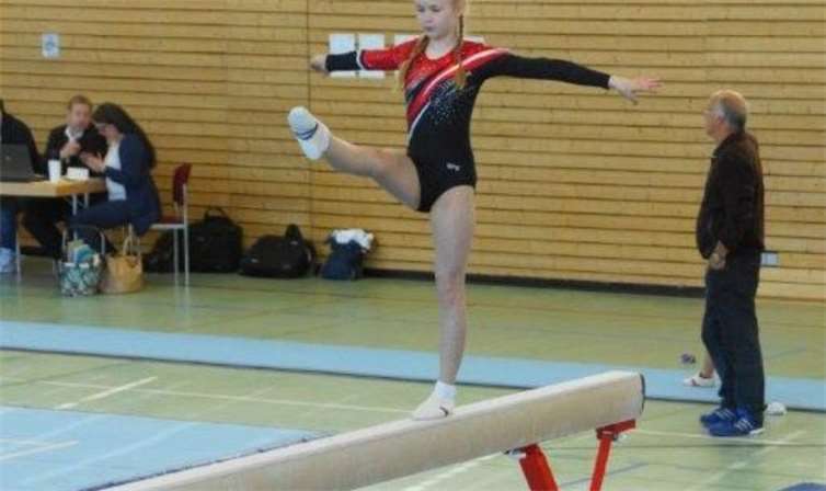 Lili Becker auf dem Schwebebalken. Privat