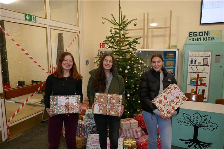 Lili Trifan, Rica Zieger und Johanna Giehl (v. l.) übergaben stellvertretend für die Schülerschaft des Eichendorff-Gymnasiums Päckchen an die Mitarbeiter des Malteser Hilfsdienstes.Foto: Hansjörg Schütz