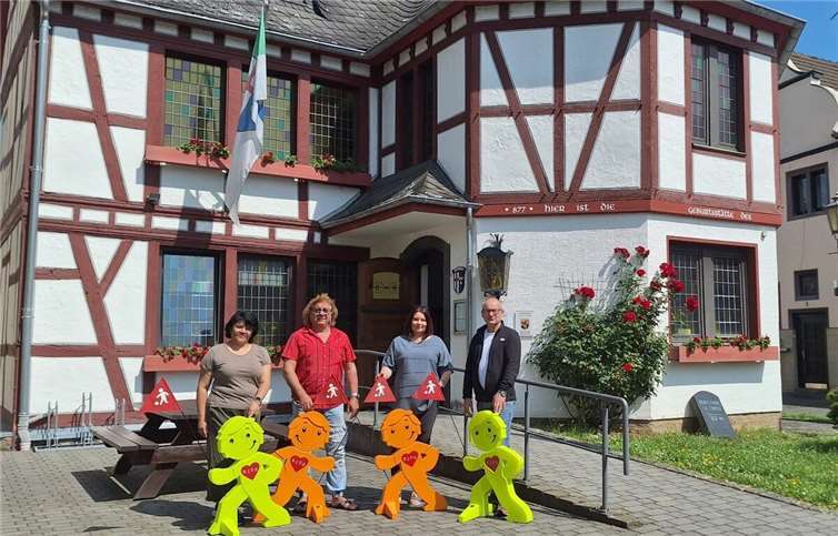 Vier Warnmännchen für Rheinbrohl Lili Wierschem, Vinko Cergar und Tanja Becker (v.l.n.r.) überreichten dem Ortsbürgermeister Oliver Labonde vier Warnmännchen. Foto: T. Becker