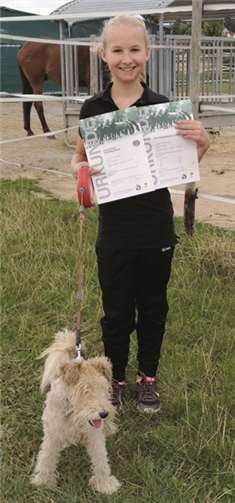 Lili mit ihren beiden Urkunden und dem Maskotchen „Flocke“. privat