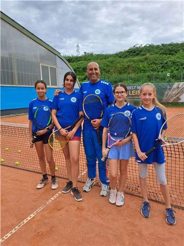 Lilli Hubbert, Jumana Hassan, Trainer Zaki Hassen, Anastasia Loske, Anastasiia Kuzmina, es fehlt Zelal Cetiner (v.l.). Foto: Jutta Winkelhaus