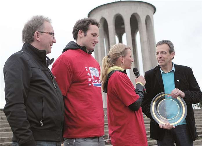 Lilli Schwarzkopf und Kai Kazmirek erhalten aus der Hand von DJK-Präsident Volker Monnerjahn (rechts) den Ehrenteller als DJK-Sportler des Jahres. Der Vorsitzende der LG Rhein-Wied Erwin Rüddel (MdB) freut sich mit den erfolgreichen Mehrkämpfern.privat