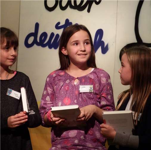 Lillith (Mitte) ergattert den ersten Platz beim Vorlesewettbewerb. Foto: privat