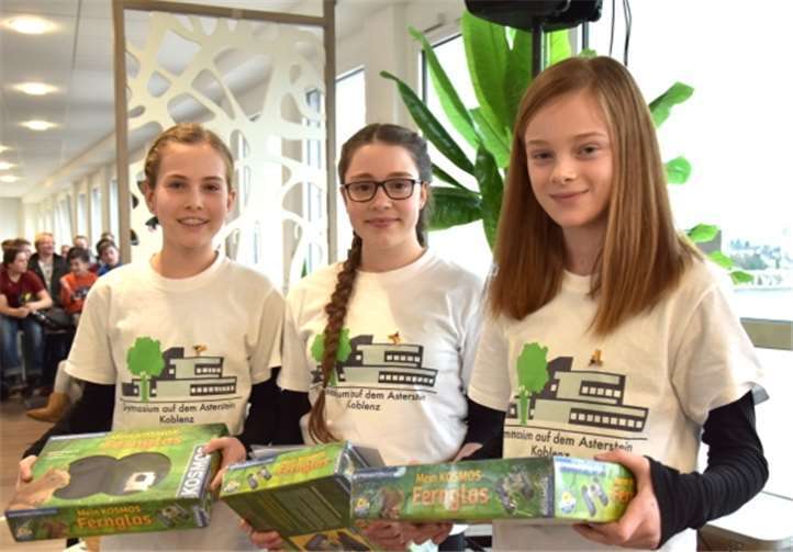 Lilly Eschenauer, Emilia Remagen und Lara Ofenstein vom Gymnasium auf dem Asterstein belegten mit dem Projekt „Wie viel können Steine trinken?“, Schüler Ex Geo-Raumwissenschaften, den 3. Platz. Fotos: privat