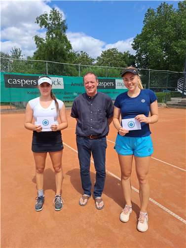 Lilly Harlos, Turnierleiter Wulf Jordan, Anastasia Simonov. Foto: Jutta Winkelhaus