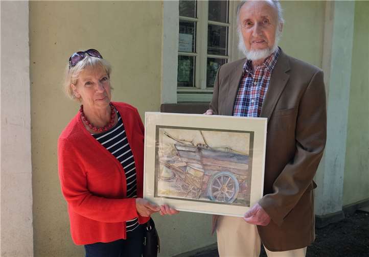 Lilo Jaschik übergab das Gemälde „Karren des Friedhofsgärtners“ an Hans-Joachim Feix.Stadtverwaltung