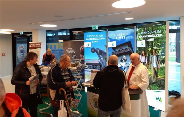 Limes-Cicerone Manfred Knobloch am Infostand mit Besuchern.Fotos: privat