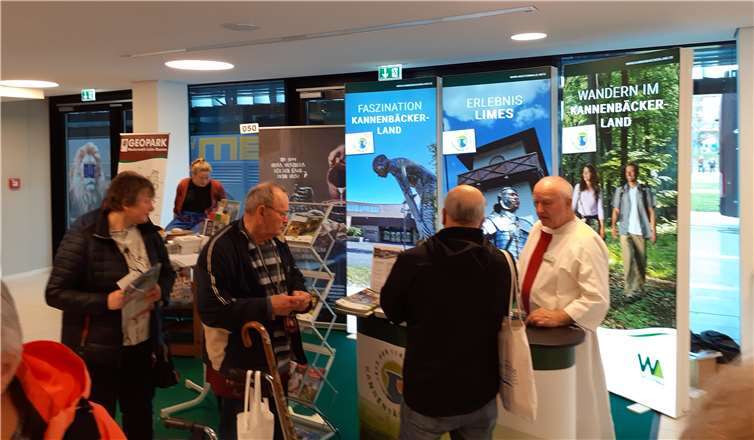 Limes Cicerone Manfred Knobloch am Stand mit Besuchern.Quelle: Kannenbäckerland-Touristik Service