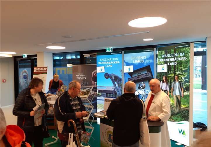 Limes-Cicerone Manfred Knobloch spricht mit Gästen über Römer und LimesFoto: privat