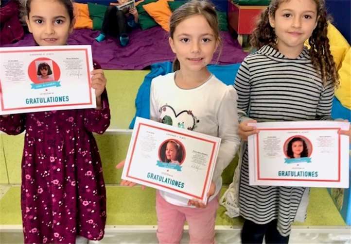 Lina Al-Sarry, Pari-Sophie Schäfer und Sina Wernscheidt (v.l.n.r.) präsentieren ihre Siegerurkunden.Foto: privat