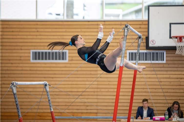 Lina Haeßer am Stufenbarren.  Fotos: TG Bendorf-Weitersburg