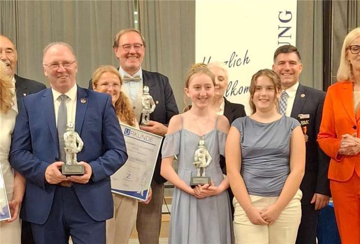Zinnhannes Kulturpreis „Nachwuchs“ an Lina Krämer Lina Krämer (4. v. R. mit Pokal) aus Feldkirchen wurde für ihre Redekunst mit dem Zinnhannes Kulturpreis in der Kategorie "Nachwuchs" ausgezeichnet.Foto: FF