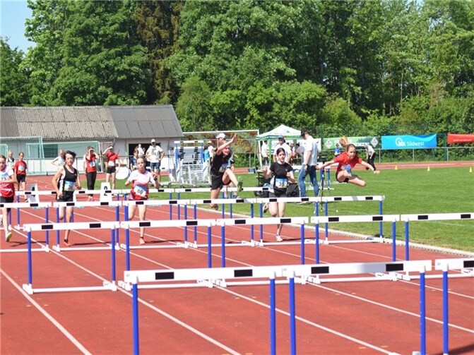 Lina Näkel (3.v.re.) in schwarz. Fotos: privat