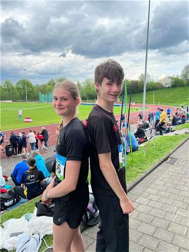 Lina Näkel aus Dernau und Lorenz Jüris aus Sinzig holen Titel für die LG Kreis Ahrweiler.  Foto: LG Kreis Ahrweiler