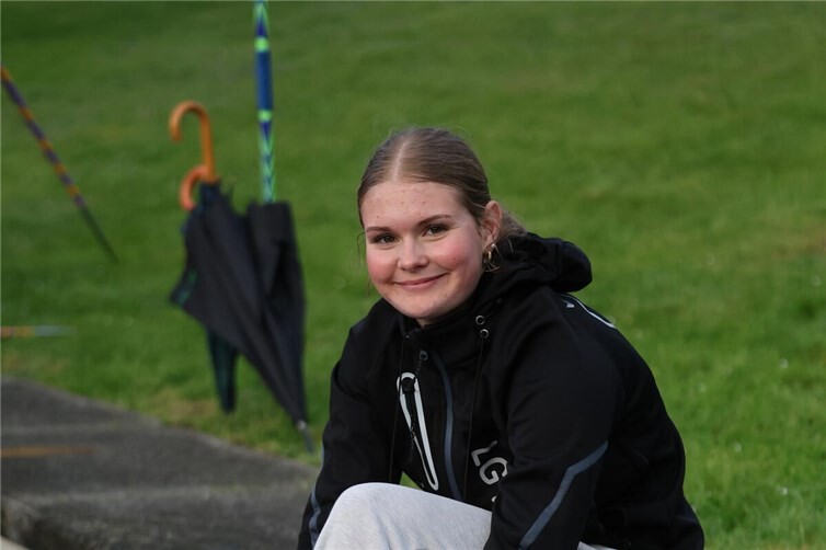 Lina Näkel bei der Vorbereitung auf das Hochspringen