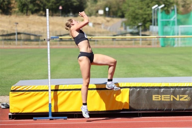 Lina Näkel beim Hochsprung