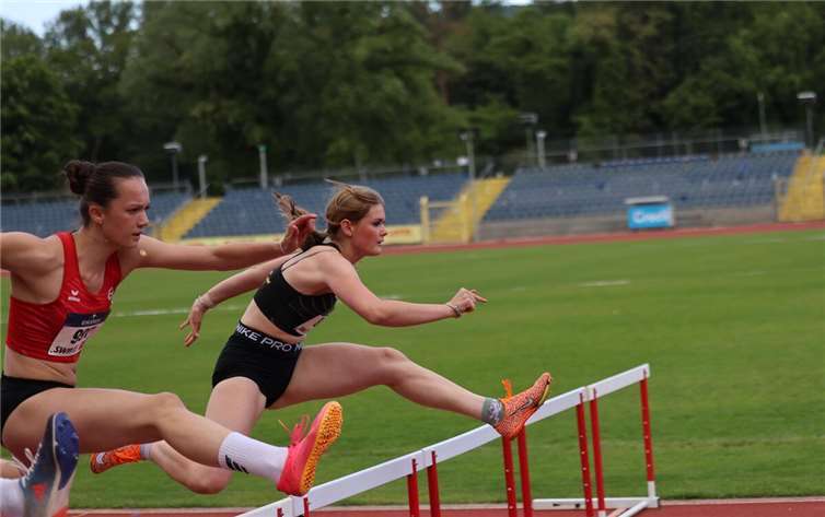 Lina Näkel (in schwarz) beim Hürdensprint. Foto: Jens Fahrenbruch