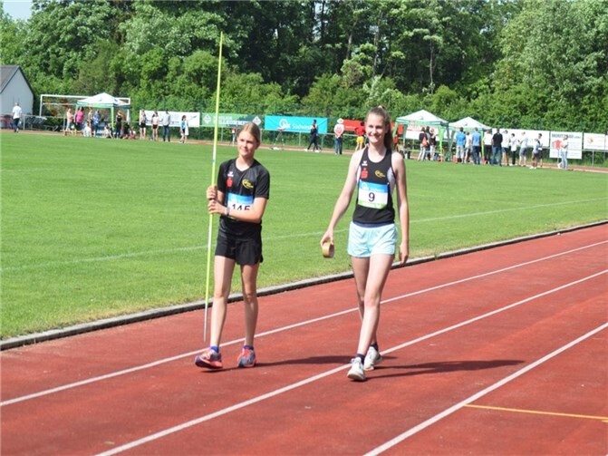 Lina Näkel (li.) und Isabella Zavelberg bei der Vorbereitung auf das Speerwerfen.