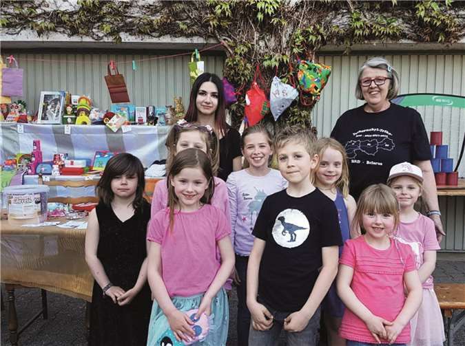 Lina Oszareck und Maximilian Westermann (1. Reihe Mitte) und weitere Teilnehmer der Olympiade bei der Siegerehrung