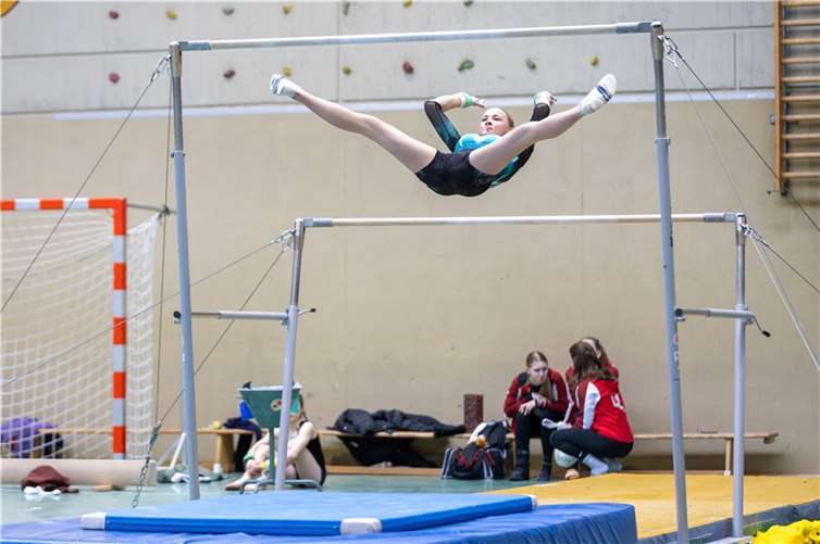 Lina Schmengler bei ihrem Flugteil am Stufenbarren.  Foto: Gerhard Wingender