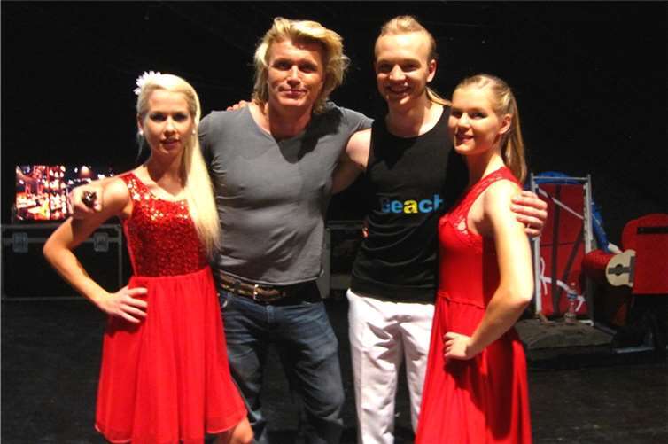 Lina Stoll, Jakob Mathias und Lucy Kuhn (von links) trafen in Paris Hans Klok (2.v.l.), den vielleicht erfolgreichsten und populärsten Magier in Europa. Foto: privat