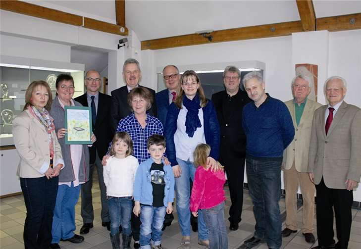 Lina, Tim und Jana (aus dem U-3 Kindergarten Sumsemann) waren dabei als Lionspräsident Jürgen Antwerpen (links) in Anwesenheit der Bürgermeister Meckenheims und Rheinbachs, Bert Spilles und Stefan Raetz sowie der Lions Herbert Rücker, Dieter Klepzig und Herbert Blume (rechts) die Schecks überreichte.Privat