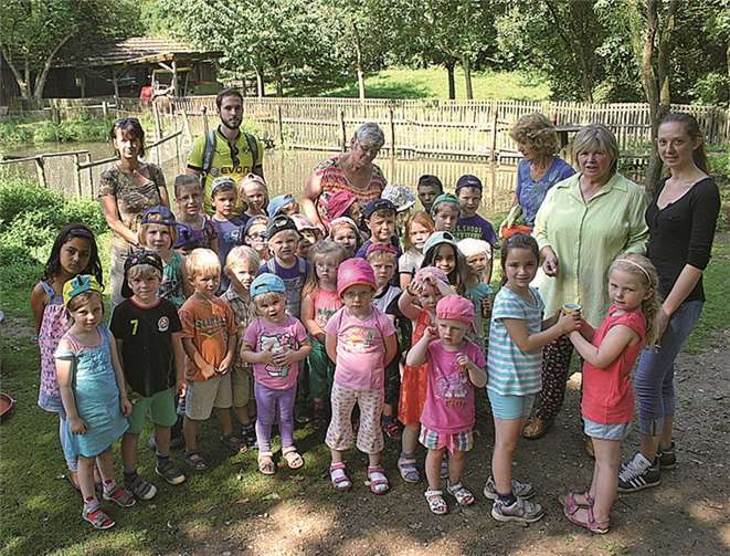 Lina und Arijana übergaben die prall gefüllte Spendendose. RÜ