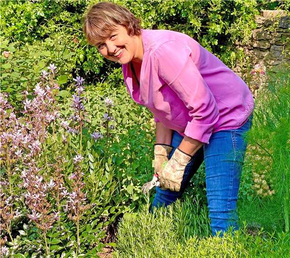 Linda Frerichs kümmert sich seit vielen Jahren ehrenamtlich um den Heilkräutergarten in Münstermaifeld. Quelle: Kreis MYK