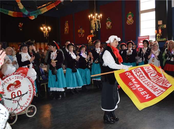Linda Jäger zeigte ihr Können als Fähndelschwenkerin der Möhnen. AB