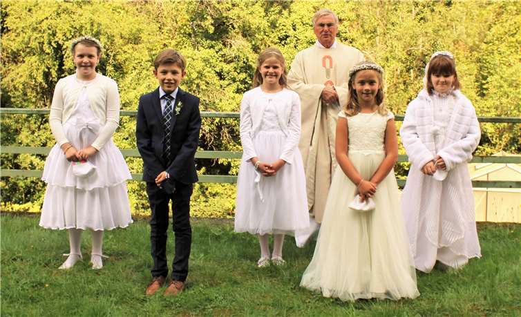 Kommunionkinder empfingen ihre erste Heilige Kommunion Linda Klaes , Paula Laws, Justus Probst, Lara Saafan, Laura Siegwart. Fotos: privat