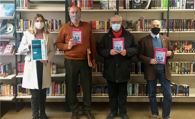 Linda Krupp (links) übergab als Repräsentantin von KRUPP DRUCK das Zertifikat für den klimaneutralen Druck des Jahrbuchs an Sven-Erich Czernik, Gerd Schumann und Berthold Bell (v.l.). Foto: privat