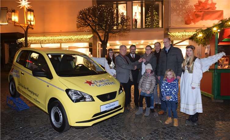 Linda Laux aus Uersfeld freut sich über ihr neues Auto.MY-Gemeinschaft