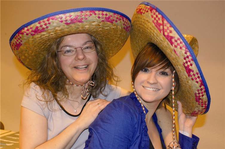 Linda Matuschek gemeinsam mit ihrer Bühnenpartnerin Birgit Müller. privat