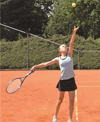 Linda Schwamborn beim Aufschlag privat