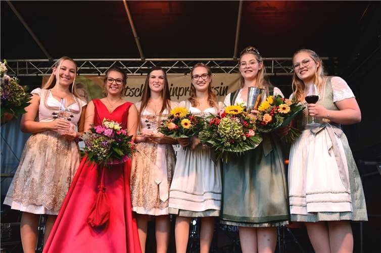 Feiern unter Freunden: Dernau erlebte Momente der Fröhlichkeit Linda Trarbach (2.v.l.) und Ronja Josten (2.v.r.) mit ihren Weinprinzessinnen.