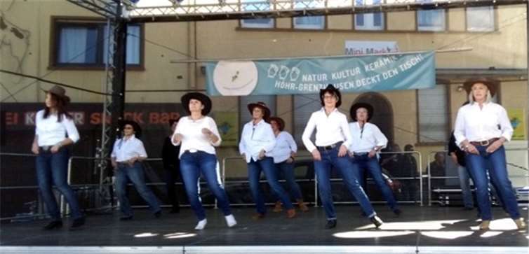 Line Dance tanzen ist für jede Altersstufe geeignet. Privat