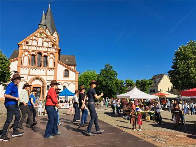 Line-Dancer auf dem Kirchplatz.  Foto: Stadtverwaltung Sinzig