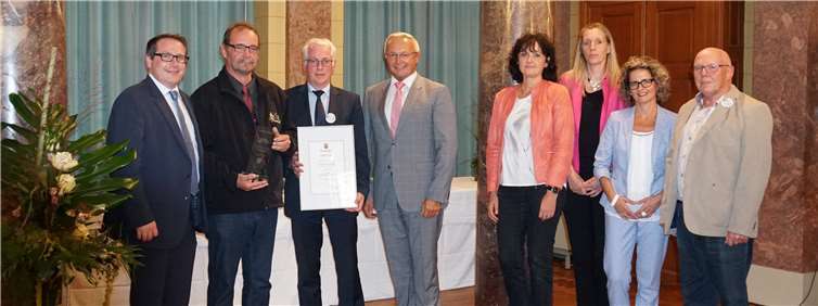 Linkenbach (v.l.n.r.): ADD-Präsident Thomas Linnertz, Ortsbürgermeister Achim Hoffmann, Bürgermeister Volker Mendel, Landrat Achim Hallerbach, Mitglieder der Kreisjury sowie ein weiterer Vertreter der Gemeinde Linkenbach.